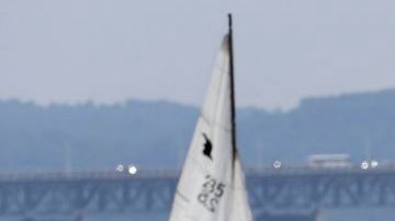 Una embarcación de los bomberos participa en la búsqueda del pasajero del bote que chocó en el río Hudson.
