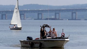 Una embarcación de los bomberos participa en la búsqueda del pasajero del bote que chocó en el río Hudson.