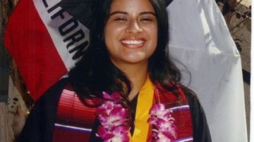 Nancy Landa, en su graduación en CalState, Northridge.