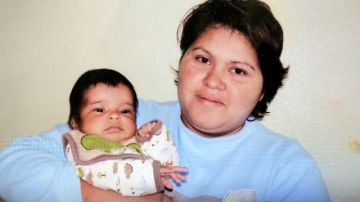Sandra Borja con su hijo Barack Mangandi en una foto del archivo familiar.