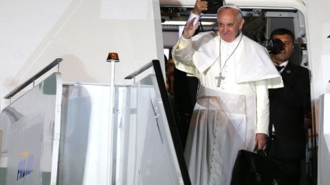 El pontífice terminó su visita de una semana a Brasil y partió desde Río de Janeiro con destino a Roma.