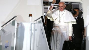 El pontífice terminó su visita de una semana a Brasil y partió desde Río de Janeiro con destino a Roma.