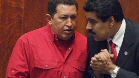 El fallecido presidente Hugo Chávez (izq.), fue el mentor del actual presidente de Venezuela Nicolás Maduro.