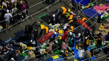Miles de jóvenes pasaron la noche en Copacabana en bolsas de dormir y frazada, para asegurar un buen lugar en la masiva misa de este domingo.