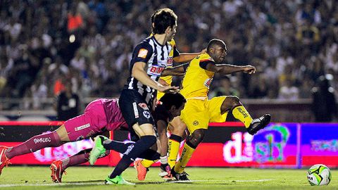 Benítez se suma a una lista de futbolistas que han muerto aún siendo activos en el terreno de juego.