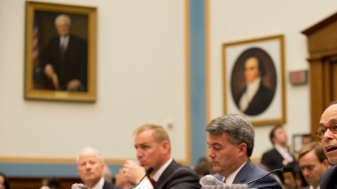 Rep. Luis Gutiérrez, D-Ill., der. en uno de sus testimonios sobre inmigración ante el Comité Judicial del Congreso. Esta es la última semana antes del receso de verano de los legisladores.