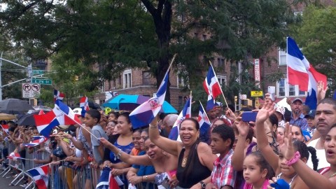 Con bandera en mano, cientos de dominicanos se tomaron ayer  las calles de El Bronx para expresar orgullo por sus raíces.