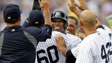 Los jugadores de los Yankees rodean al dominicano Alfonso Soriano, luego que éste pegara el hit del triunfo  sobre los Rays.