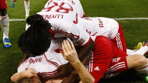 Dax McCarty es abrazado por sus compañeros tras marcar el gol del triunfo de los Red Bulls.