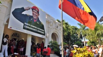 Un grupo de personas hace fila  a la entrada de la embajada de Venezuela en La Habana para rendir homenaje al fallecido presidente venezolano Hugo Chávez.