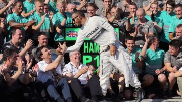 El piloto británico Lewis Hamilton celebra con su equipo de Mercedes luego de imponerse  de manera contundente en  el Gran Premio de Hungría.