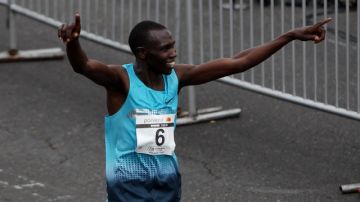 El   keniano Geoffrey Kipsang  cruza primero en la media maratón de Bogotá.