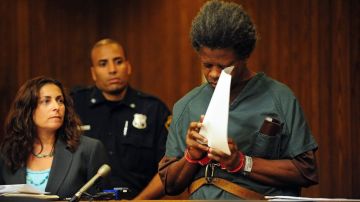 Aswad Ayinde tapa su rostro con un papel al ser condenado en el tribunal del condado de Passaic, en Paterson, Nueva Jersey.