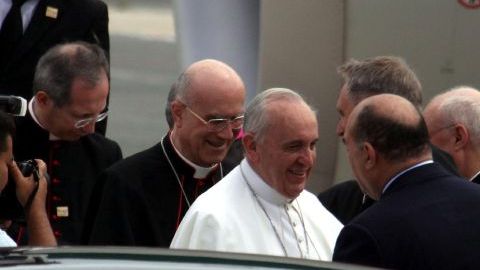El religioso es recibido por el ministro italiano de Interior, Angelino Alfano (derecha), a su llegada hoy al aeropuerto Ciampino, en Roma.