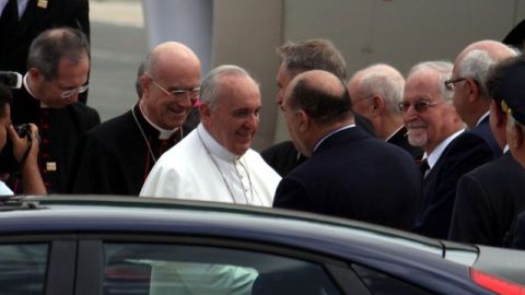 El religioso es recibido por el ministro italiano de Interior, Angelino Alfano (derecha), a su llegada hoy al aeropuerto Ciampino, en Roma.
