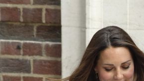 El príncipe Guillermo, duque de Cambridge (derecha), y su esposa, Catalina, sostienen a su bebé.