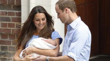 El príncipe Guillermo, duque de Cambridge (derecha), y su esposa, Catalina, sostienen a su bebé.