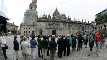 Decenas de personas hicieron fila hoy para entrar a la Catedral de Santiago de Compostela, donde se realizó la misa oficial por las víctimas del accidente en el tren.