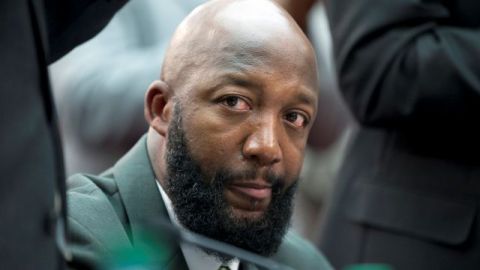 Tracy Martin, el padre del joven asesinado Trayvon Martin, participa del foro titulado: "El estatus de los hombres negros: asegurando que nuestros hijos maduren como hombres fuertes", celebrado en el Capitolio, en Washington.