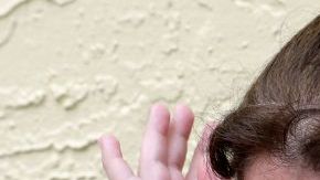 Marcela Chavarri, directora de la escuela donde Priscilla Pérez era estudiante, llora tras conocer sobre la muerte de la menor.