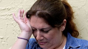 Marcela Chavarri, directora de la escuela donde Priscilla Pérez era estudiante, llora tras conocer sobre la muerte de la menor.