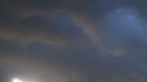 Las nubes desataron una tormenta que afectó el partido.