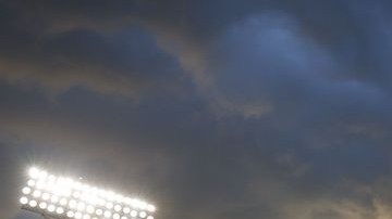 Las nubes desataron una tormenta que afectó el partido.