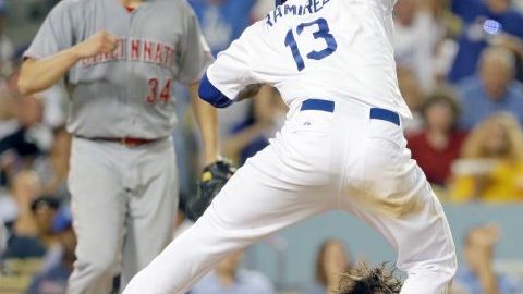 Hanley Ramírez de Dodgers está en el plato, marcado por el receptor Corky Miller de los Cincinnati Reds, en un partido de béisbol en Los Ángeles, el 27 de julio pasado.