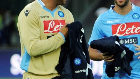 Gonzalo Higuaín causó impacto en el Estadio San Paolo.
