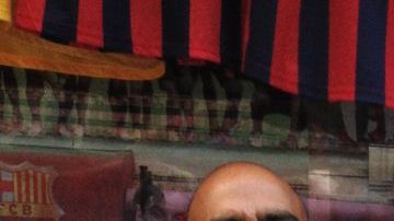 Richard Arnez junto a las camisetas con el número 11 que popularizó el futbolista.