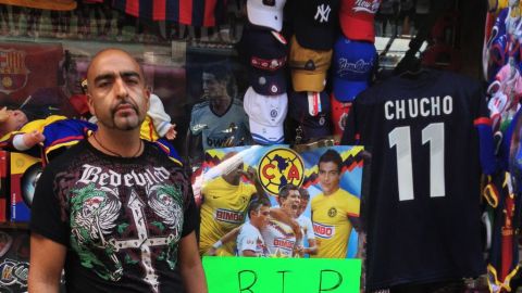 Richard Arnez junto a las camisetas con el número 11 que popularizó el futbolista.