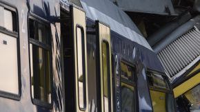 Un rescatista inspecciona la zona del choque de trenes en Granges-pres-Marnand al oeste de Suiza.