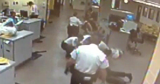 Oficiales intervinieron para detener el enfrentamiento.