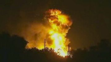 El enorme fuego se inició en unas latas de gas propano de la planta hasta alcanzar grandes dimensiones.