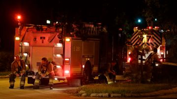 Bomberos en la escena de la explosión en el condado Lake en Florida.