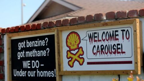 Carteles en el barrio Carousel de Carson, donde los residentes dicen que han sufrido problemas de salud, debido a la contaminiación en el suelo.