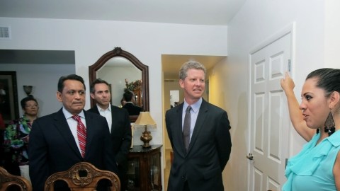 Shaun Donovan, secretario de Vivienda, visitó ayer un edificio de apartamentos en el Parque MacArthur.