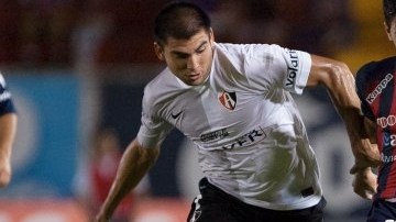 Alejandro Vela intenta proteger el esférico