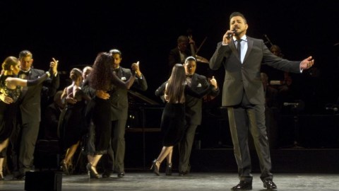El cantautor nicaraguense Luis Enrique, canta durante el ensayo general del musical "Forever Tango " previamente a su debut.