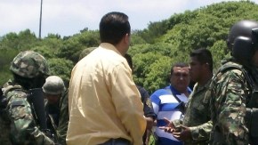 Peritos forenses y soldados de la Marina investigan el asesinato del vicealmirante mexicano Carlos Miguel Salazar.