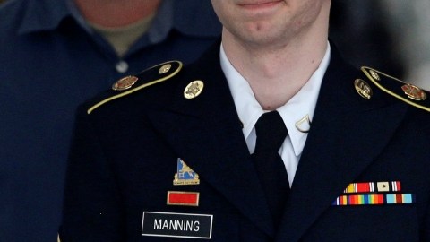 Bradley Manning es escoltado fuera del tribunal.
