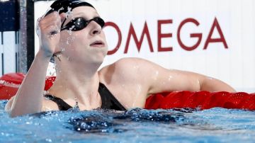 La nadadora de Estados Unidos, Katie Ledecky, celebra   tras imponerse en  la final de 1500M libres de los Campeonatos del Mundo.