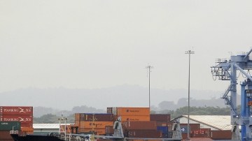 Vista del barco norcoreano Chong Chon Gang atracado en el muelle de Manzanillo de la caribeña ciudad de Colón, Panamá.