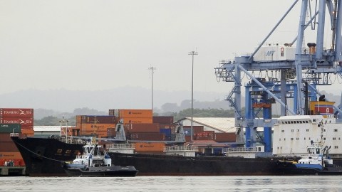 Vista del barco norcoreano Chong Chon Gang atracado en el muelle de Manzanillo de la caribeña ciudad de Colón, Panamá.