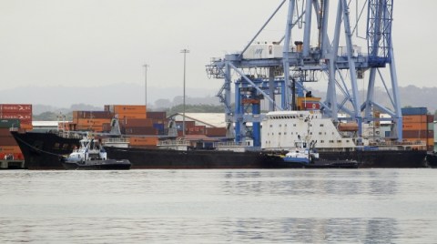 Vista del barco norcoreano Chong Chon Gang atracado en el muelle de Manzanillo de la caribeña ciudad de Colón, Panamá.
