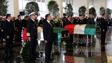 El presidente Enrique Peña Nieto encabezó la ceremonia de honores fúnebres en honor del vicealmirante Carlos Miguel Salazar Ramonet asesinado  en Michoacán.