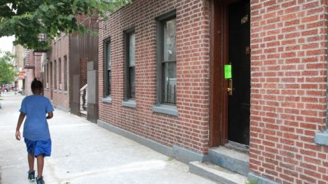 Por la espalda, a traición, desconocido atacó a puñaladas a joven hispana en Queens.