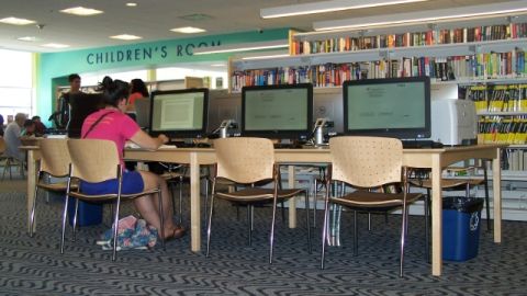 La biblioteca implementó el sistema RFID auto, que permite la rápida devolución de libros las 24 horas los 7 días.