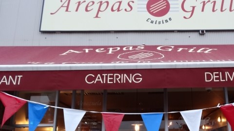 Riccardo Romero posa frente a su negocio Arepas Grill.