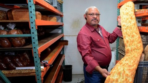 Rafael Eduardo se enorgullece de su pan pizza romana, que mide 72 pulgadas de largo.